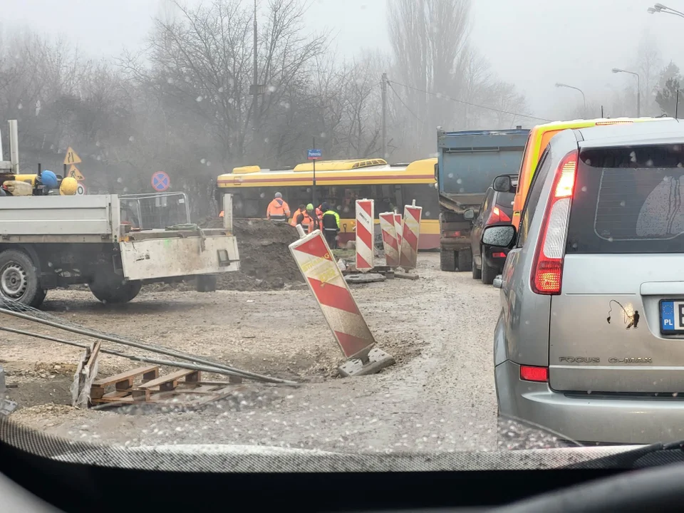 Autobus na skrzyżowaniu Pomorska / Edwarda