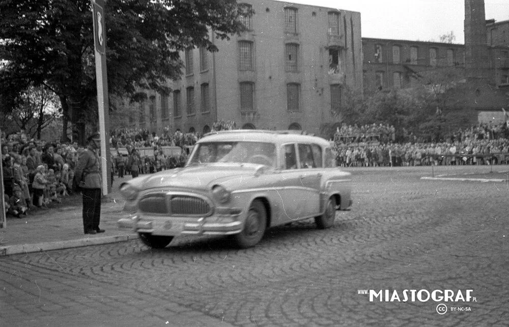 Czwartek z historią: Takimi pojazdami kiedyś "wozili" się łodzianie. Teraz większość z tych samochodów stoi w garażach kolekcjonerów - Zdjęcie główne