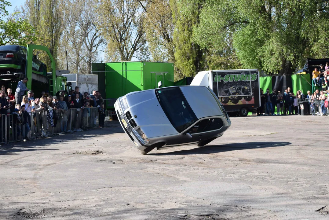 Giganty na czterech kołach zrobiły duże show! Widowiskowy pokaz monster trucków