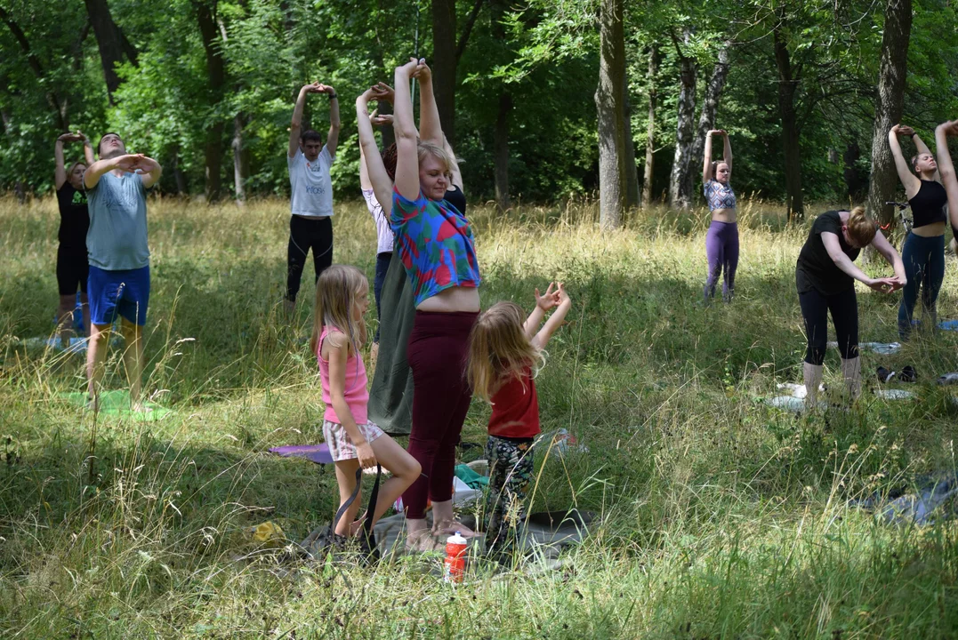 Joga w parku na Zdrowiu