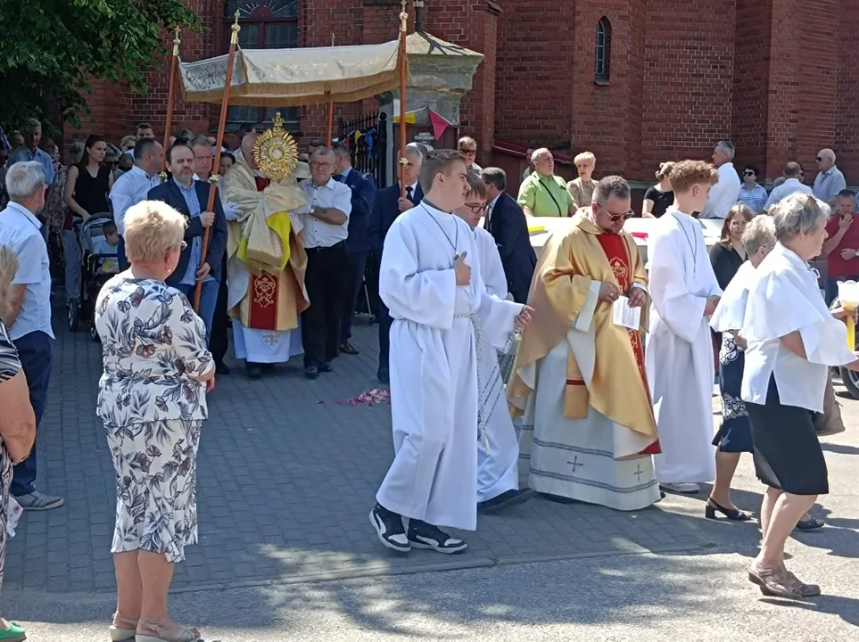 Ulicami Zgierza przeszły procesje Bożego Ciała.