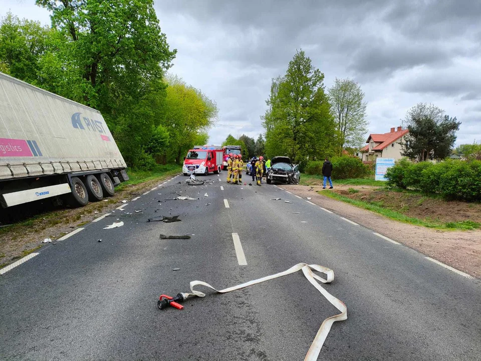 Czołowe zderzenie niedaleko Płocka. Droga jest całkowicie zablokowana [ZDJĘCIA] - Zdjęcie główne