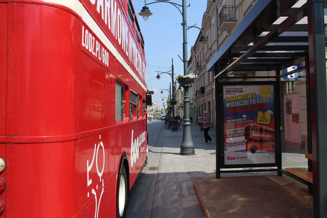 Piętrowy autobus turystyczny przemierza szlakiem łódzkich zabytków