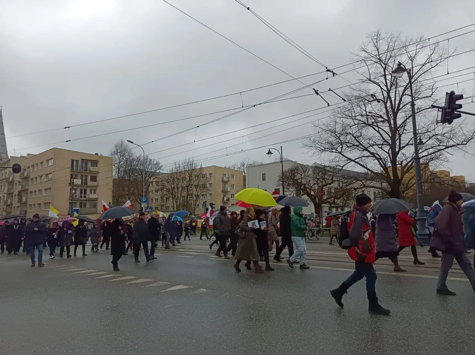 Marsz papieski w Łodzi. Setki łodzian ruszyło ulicami miasta [zdjęcia]