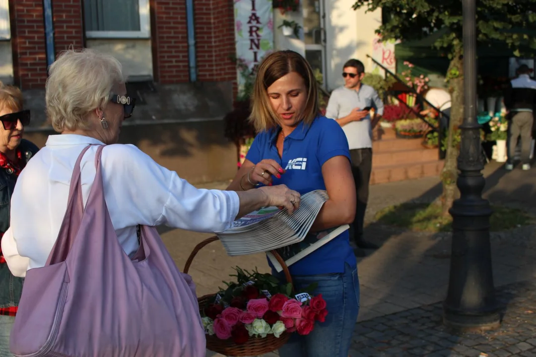 KCI rozdaje róże i gazety na kutnowskim Święcie Róży