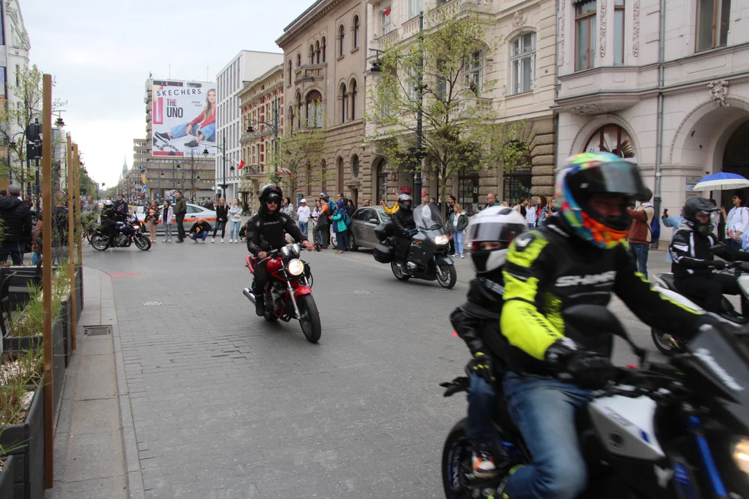 Wielka parada motocyklowa na ulicy Piotrkowskiej w Łodzi