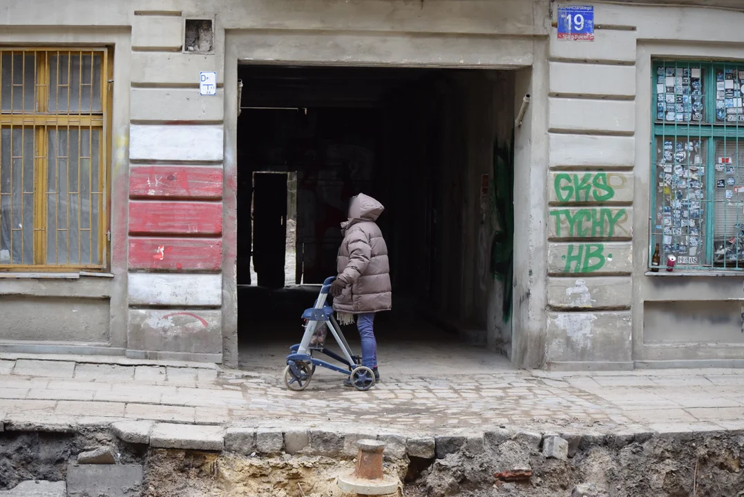 Mieszkańcy mają dość zalegających śmieci w centrum Łodzi. „Flaszek jest więcej niż robotników” [zdjęcia]