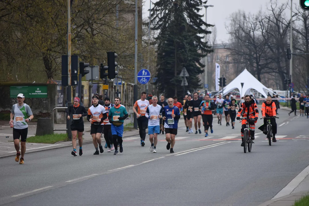 DOZ Maraton ulicami miasta. Zobacz zdjęcia z biegu głównego