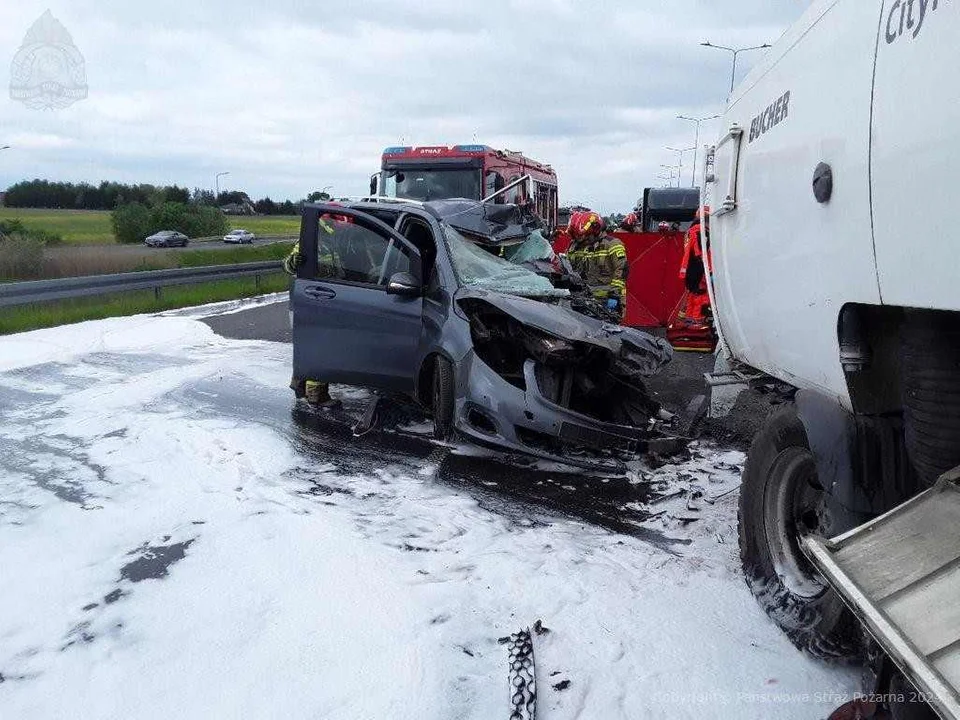 Śmiertelny wypadek na łączniku między DK14 a trasą S14 w Łodzi. Zginął kierowca mercedesa [ZDJĘCIA] - Zdjęcie główne