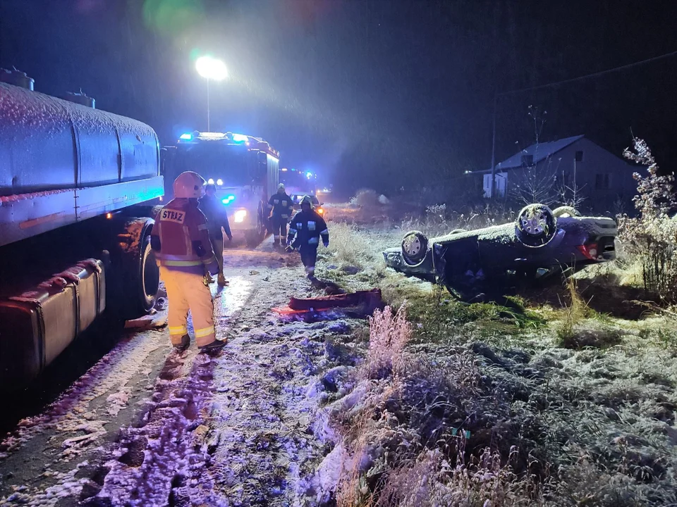 Kierowca TIR-a stracił panowanie nad pojazdem. Zderzył się czołowo z osobówką - Zdjęcie główne