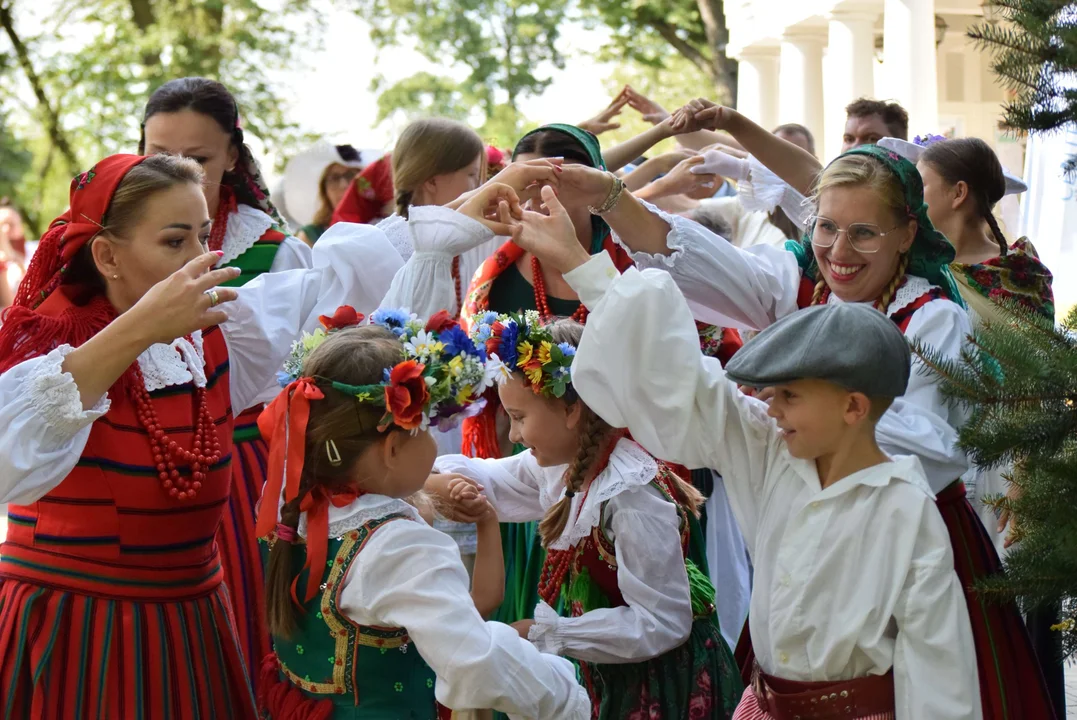 Narodowe Czytanie w Dzierżąznej. Korowód w rytm poloneza przeniósł gości w czasie [ZDJĘCIA] - Zdjęcie główne