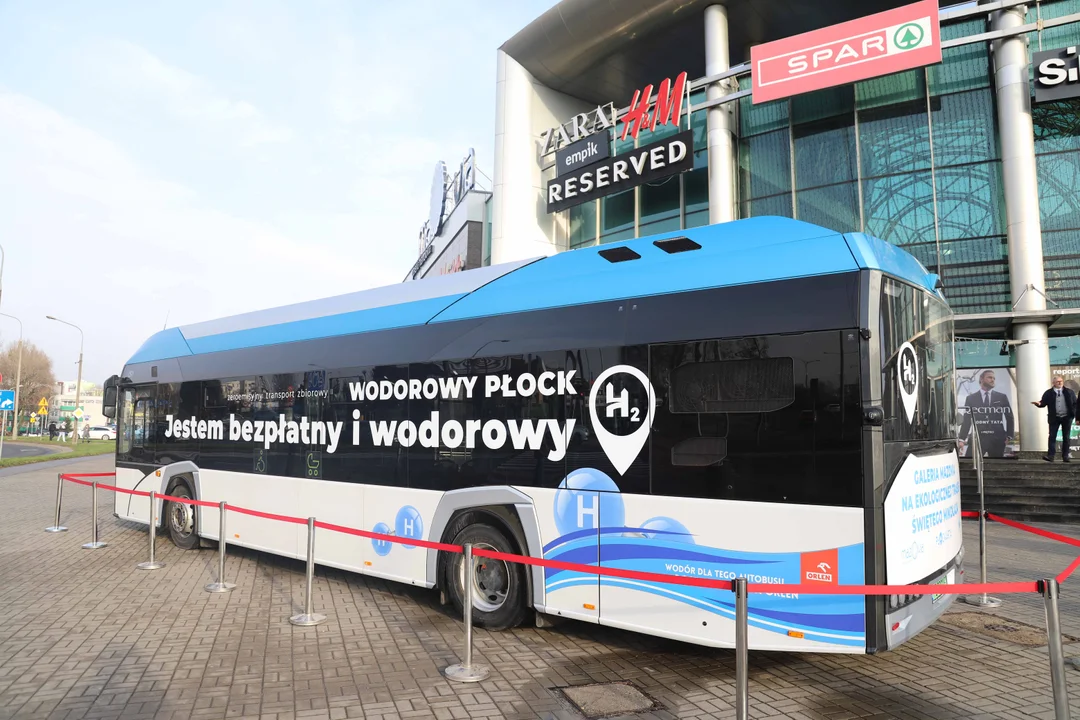 Wodorowy autobus w Płocku. Póki co stoi przed Mazovią, w poniedziałek wyruszy na ulice [ZDJĘCIA] - Zdjęcie główne