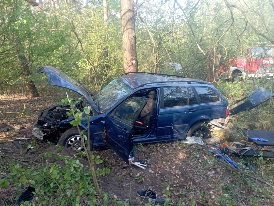 Roztrzaskane bmw, dwie osoby ranne. Lądował śmigłowiec pogotowia [FOTO] - Zdjęcie główne