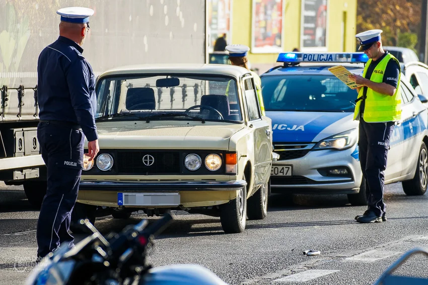 Wypadek na al. Wyszyńskiego. Policyjny motocykl zderzył się z osobówką