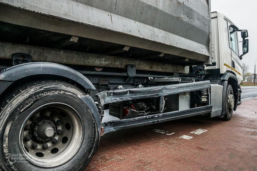 Wypadek w Grocholicach. Ciężarówka zderzyła się z BMW