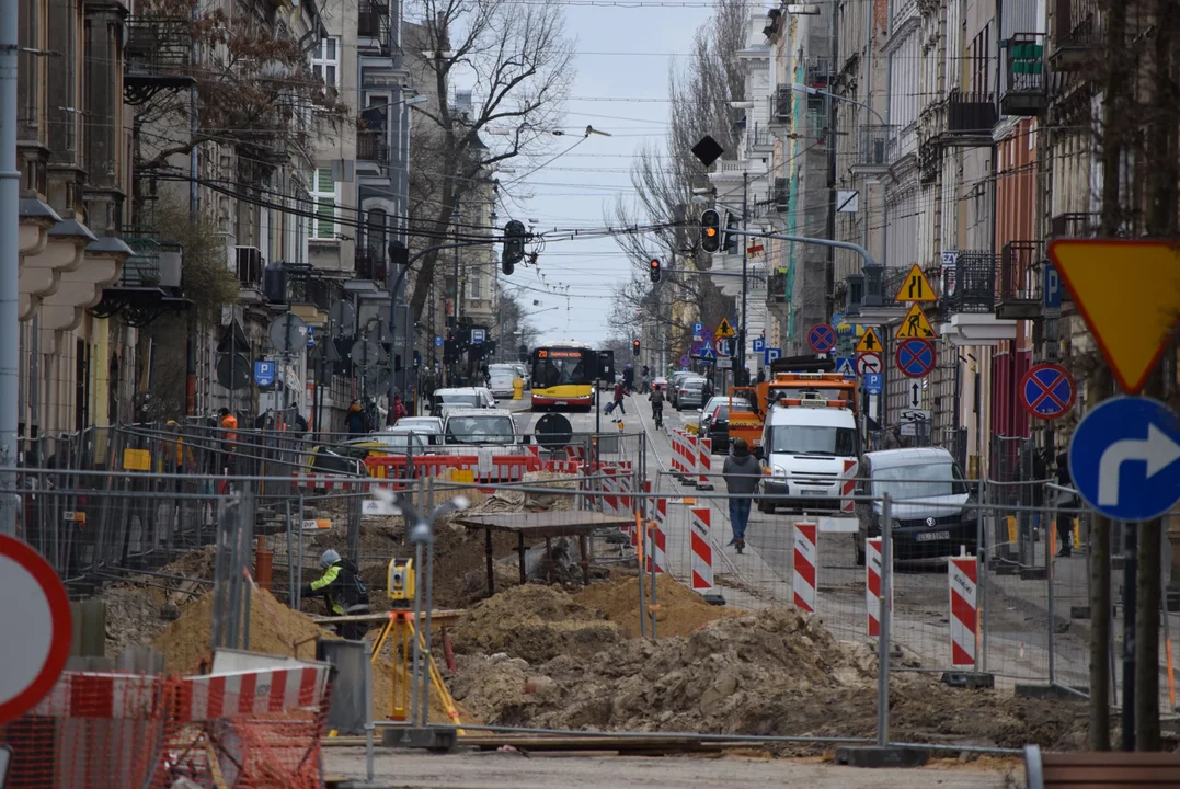 Mieszkańcy remontowanych ulic bez dostępu do śmietników? Przepełnione kosze w centrum Łodzi