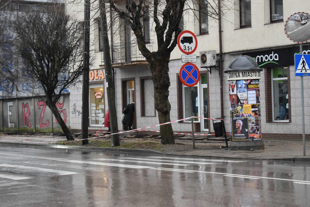 Rozłożony chodnik na ulicy Długiej