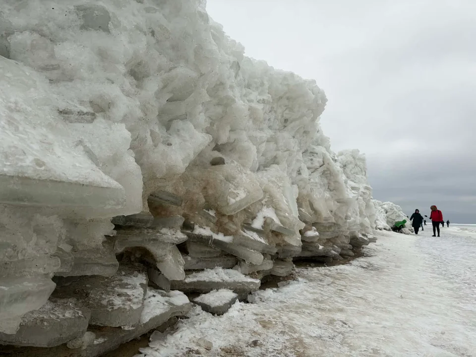 To nie Arktyka, lecz pomorska plaża. Lodowe giganty przyciągają tłumy - Zdjęcie główne