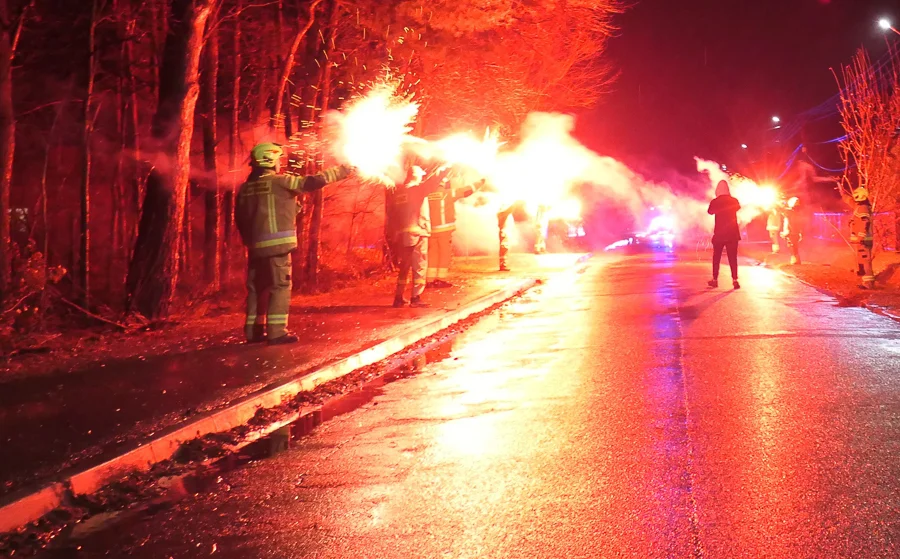 Strażacy z gminy Bełchatów odpalili race. Były powody do świętowania [FOTO] - Zdjęcie główne