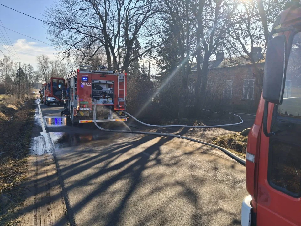 Pożar domu. W akcji brało udział 6 zastępów straży pożarnej (ZDJĘCIA)