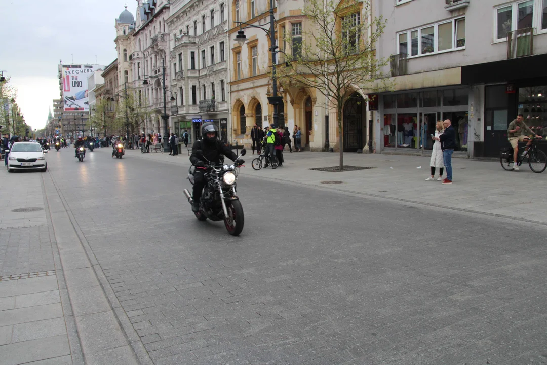 Wielka parada motocyklowa na ulicy Piotrkowskiej w Łodzi