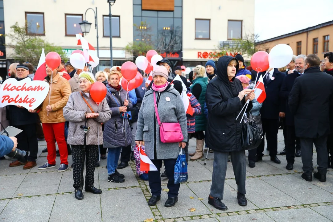 Pochody 11 listopada w Zgierzu. Mieszkańcy tłumnie uczestniczyli w uroczystościach Święta Niepodległości.