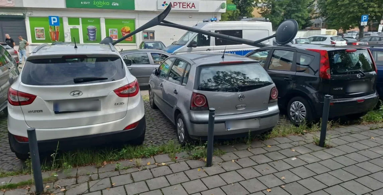Samochody uszkodzone, ścięta latarnia na Zarzewie