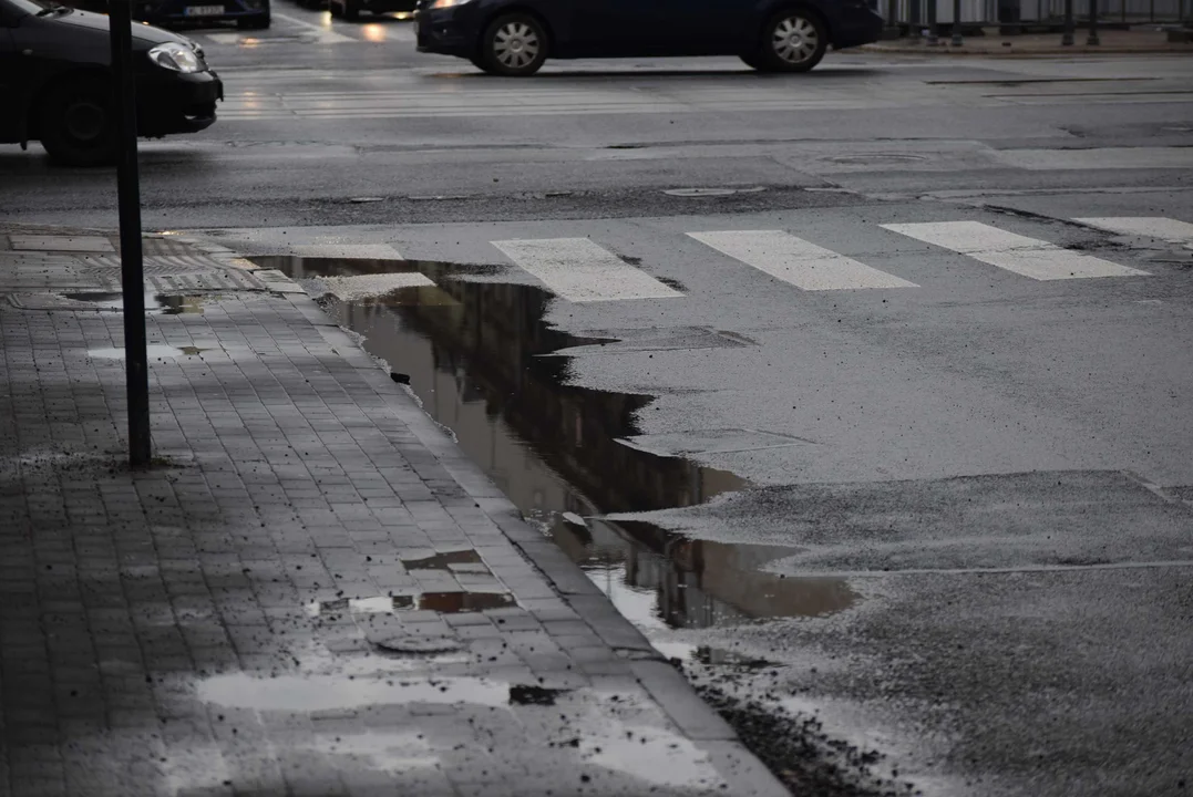 Fatalny stan drogi przy przystanku w centrum Łodzi. Z dziur robią się jeziora, a krawężniki nie istnieją [zdjęcia]