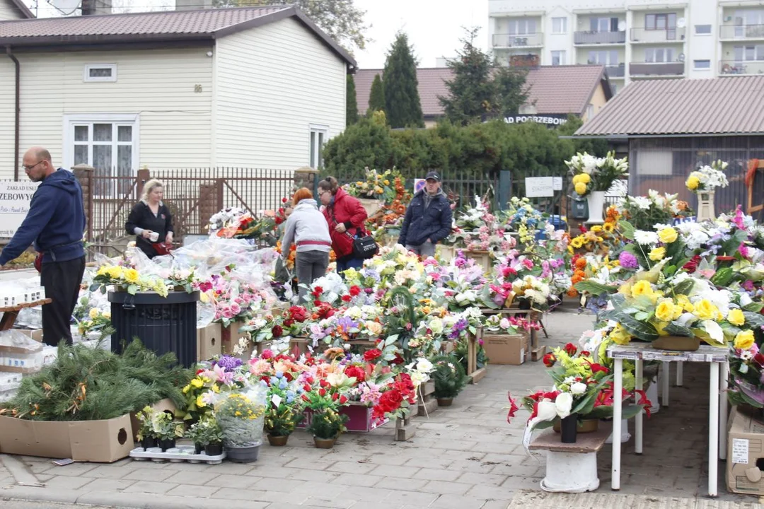 Tłumy łodzian na cmentarzu na Kurczakach