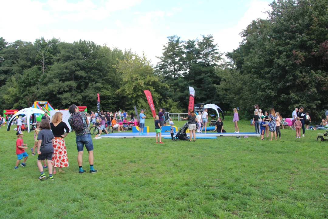 Piknik rodzinny w parku na Młynku w Łodzi