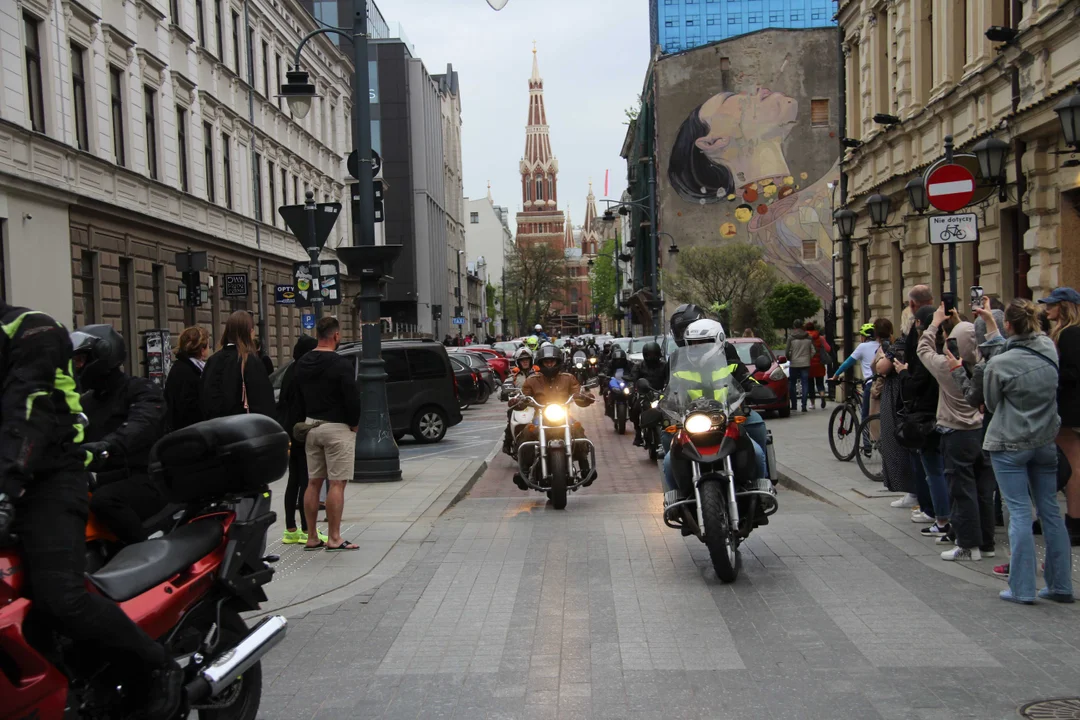 Wielka parada motocyklowa na ulicy Piotrkowskiej w Łodzi