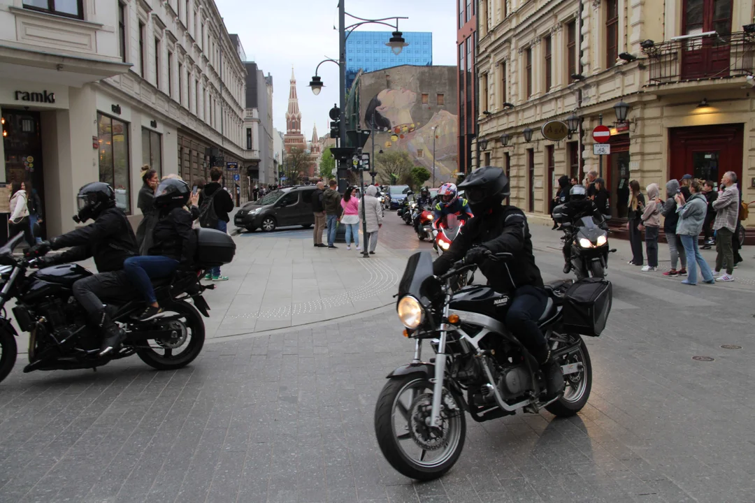 Wielka parada motocyklowa na ulicy Piotrkowskiej w Łodzi