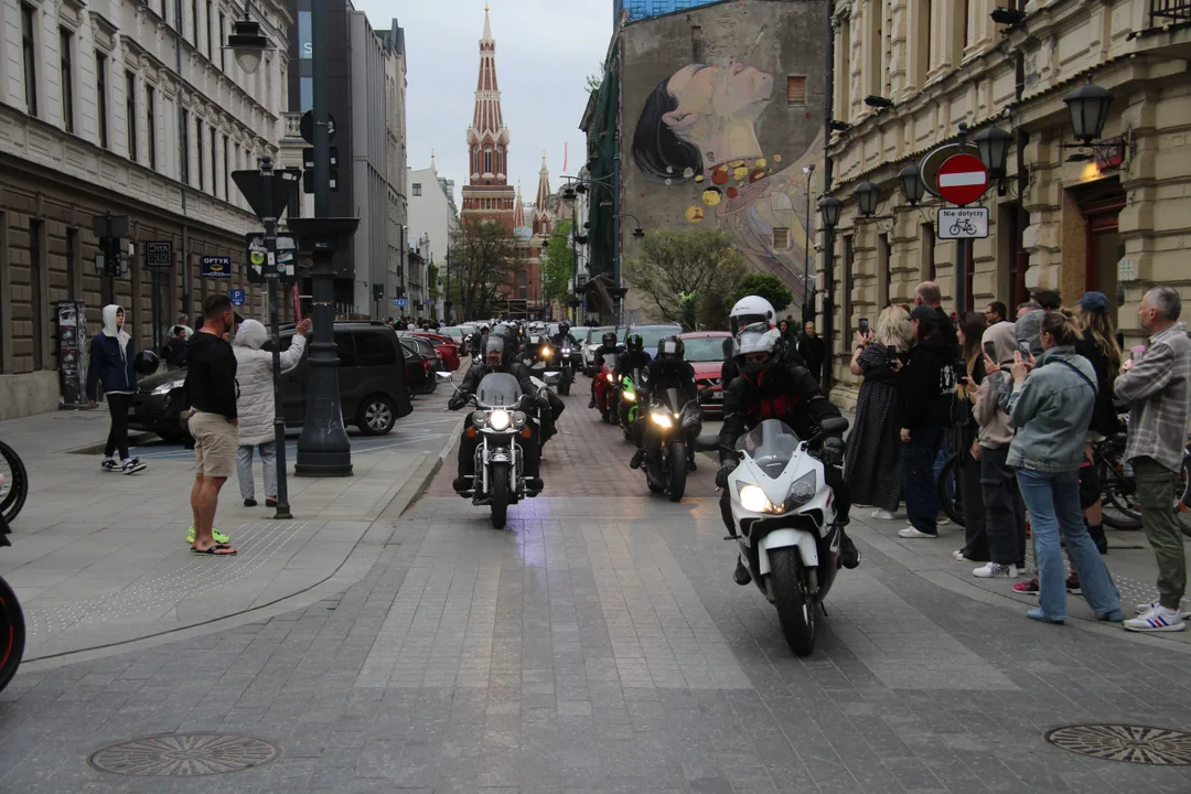 Wielka parada motocyklowa na ulicy Piotrkowskiej w Łodzi