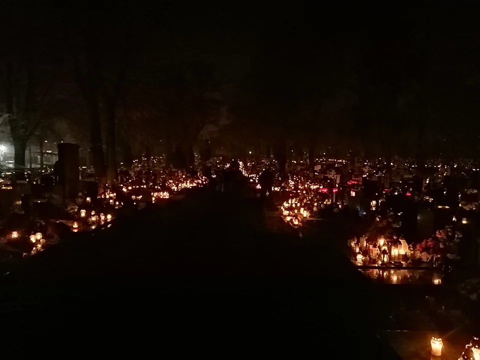 Zgierzanie i mieszkańcy okolic odwiedzili groby na cmentarzach w regionie