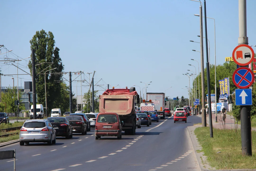 Prace torowe przy skrzyżowaniu al. Włókniarzy z ul. Legionów w Łodzi