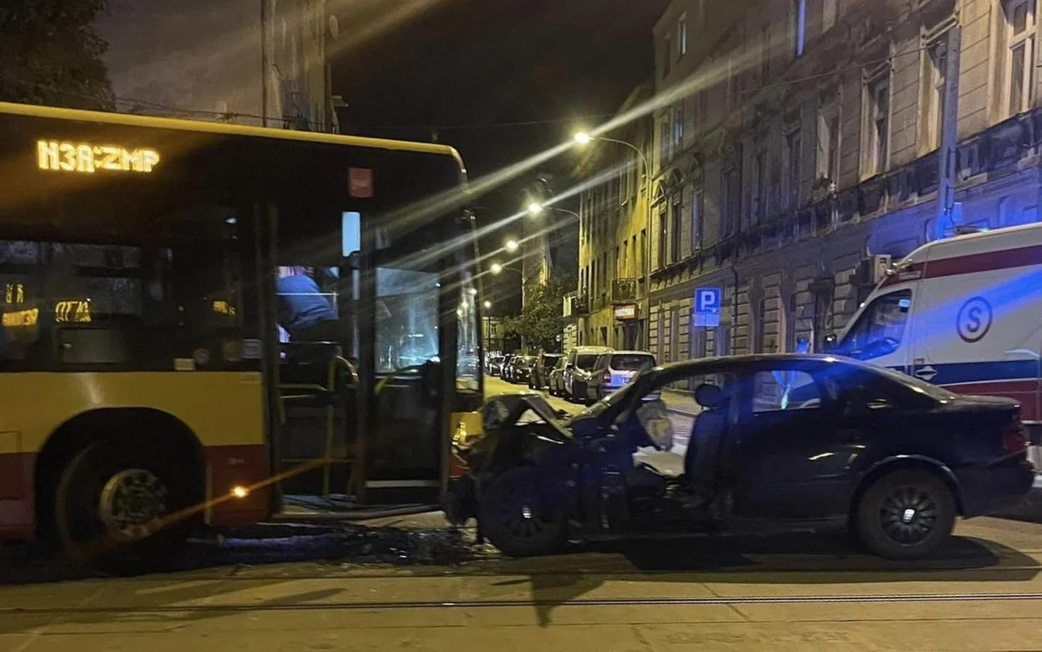 Wypadek z udziałem autobusu MPK Łódź w centrum miasta. Są ranni [ZDJĘCIA] - Zdjęcie główne