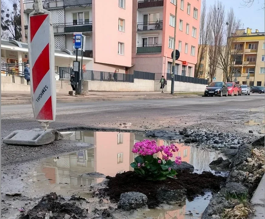 Łódź na zdjęciach z Google Street View. Stary dworzec i człowiek buszujący w śmieciach