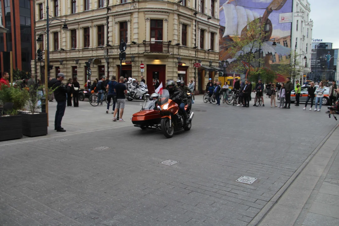 Wielka parada motocyklowa na ulicy Piotrkowskiej w Łodzi