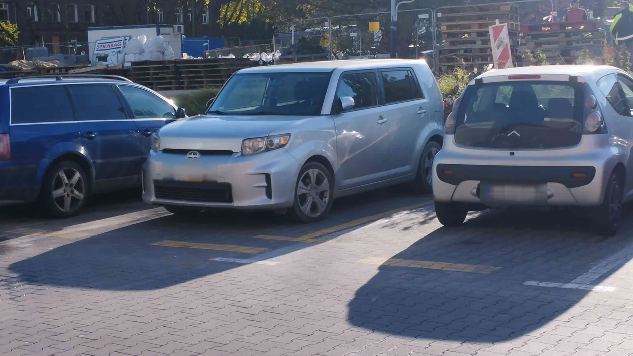 Zabetonowane w ul. Legionów auto stoi w innym miejscu, a obok... patrol straży miejskiej! Czy strażnicy czekają na właściciela? [ZDJĘCIA] - Zdjęcie główne