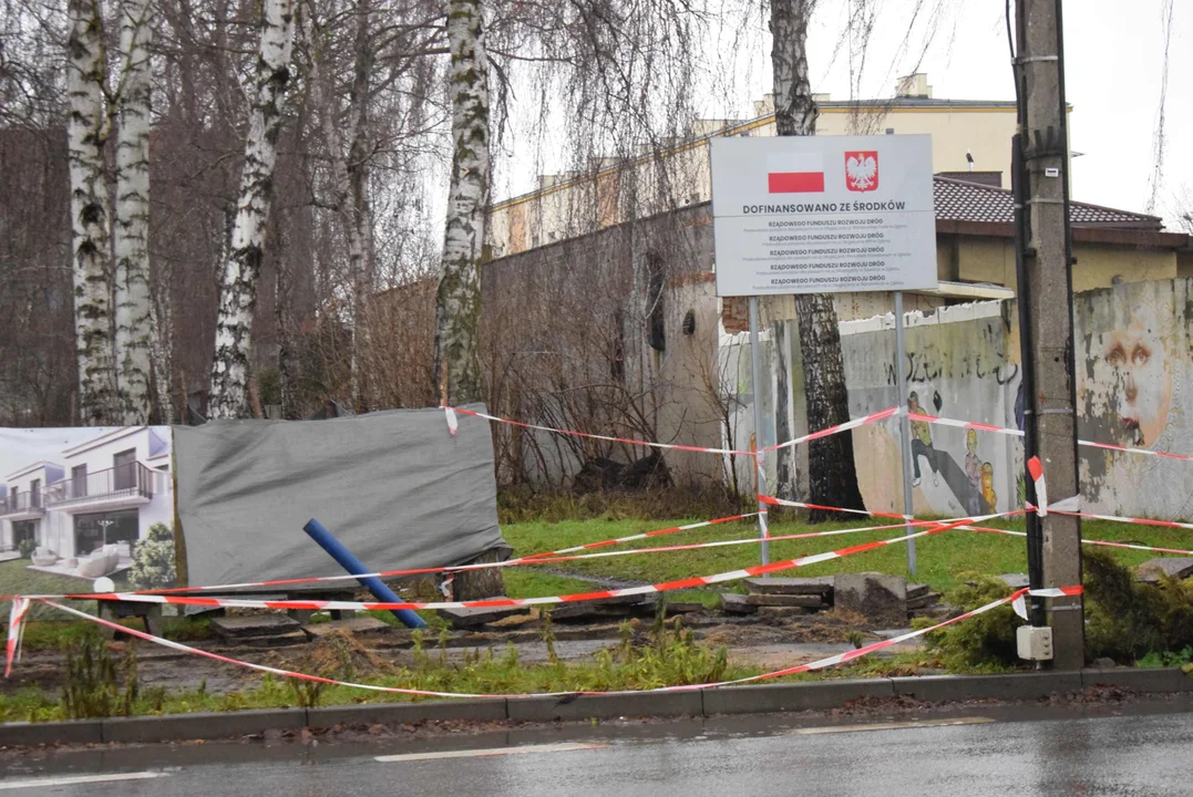 Rozłożony chodnik na ulicy Długiej