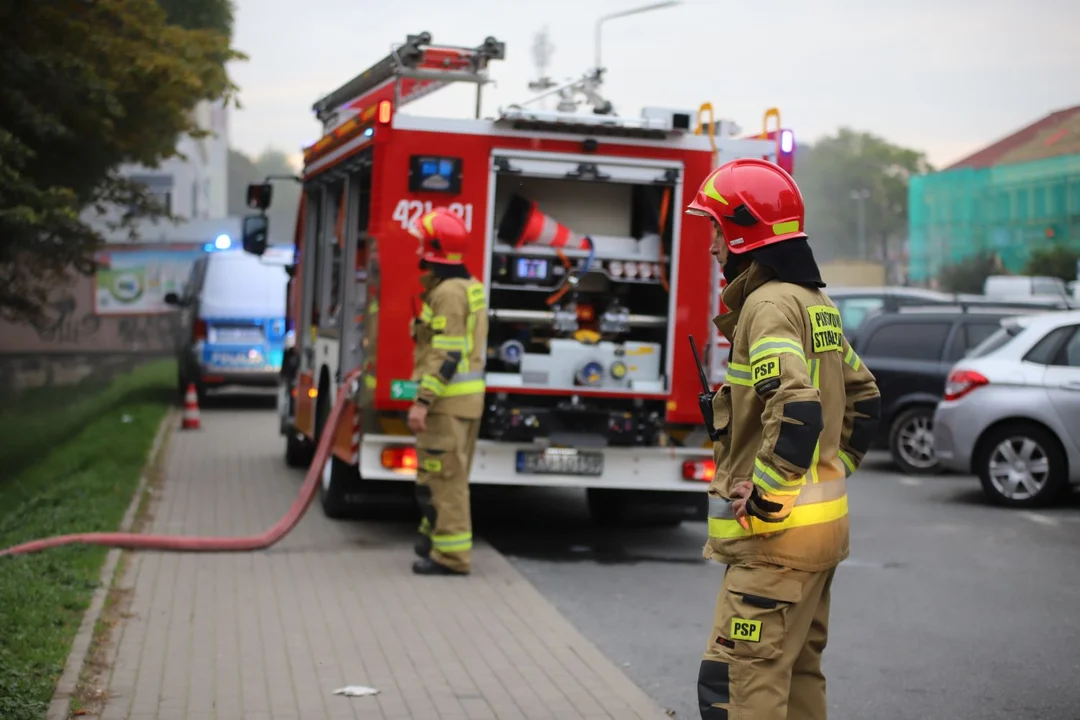 Trwa akcja gaśnicza w jednym z bloków w centrum Kutna. Doszło tam do pożaru w piwnicy