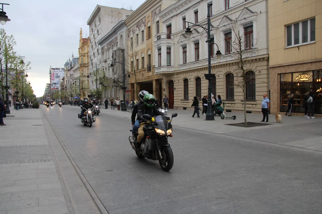 Wielka parada motocyklowa na ulicy Piotrkowskiej w Łodzi