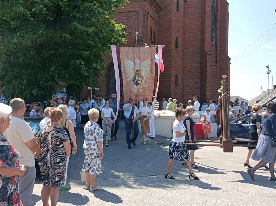 Ulicami Zgierza przeszły procesje Bożego Ciała.