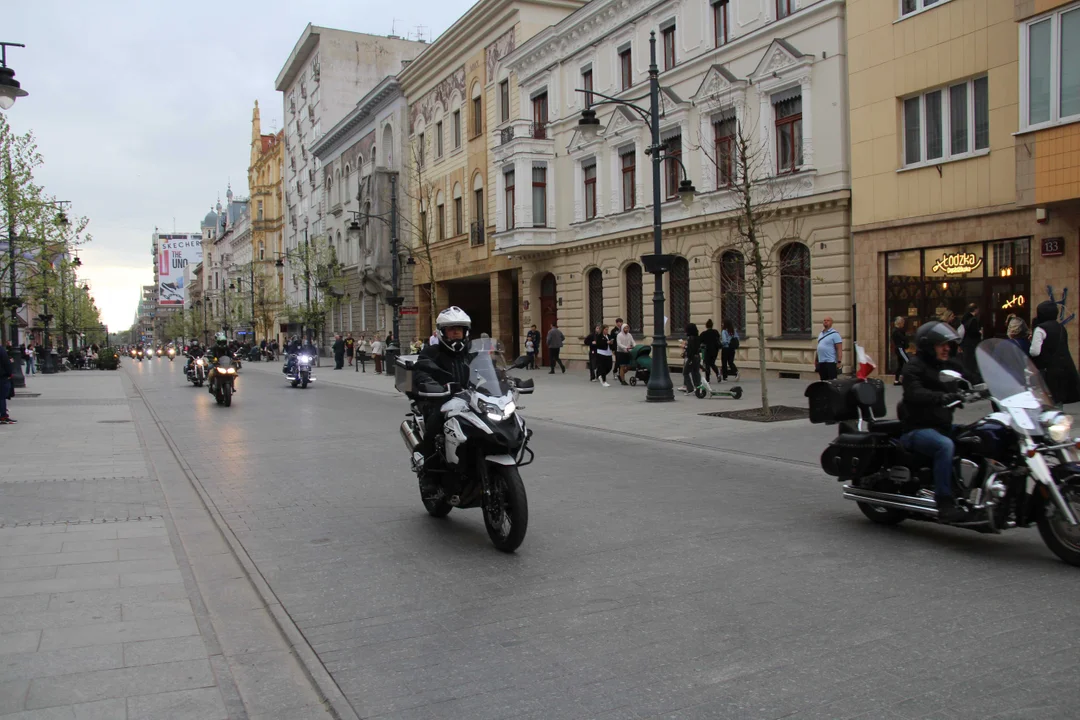 Wielka parada motocyklowa na ulicy Piotrkowskiej w Łodzi