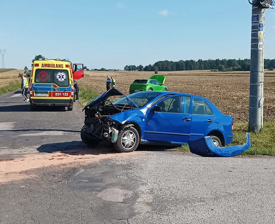 Cztery osoby ranne, w tym 7-letnie dziecko. Groźne zderzenie osobówek [FOTO] - Zdjęcie główne