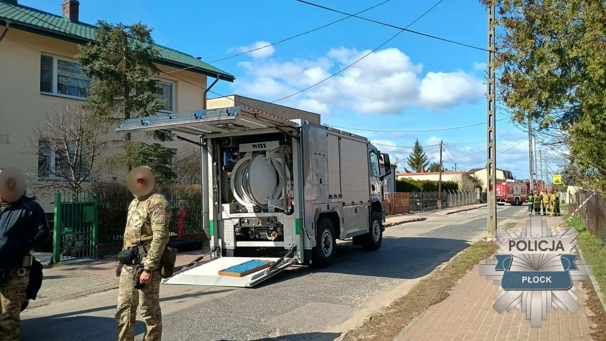 Groźne odkrycie w Płocku. Ulica zamknięta, służby w akcji! [ZDJĘCIA]