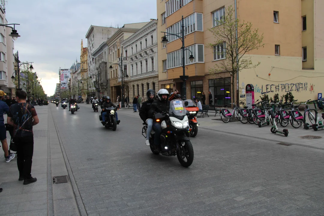 Wielka parada motocyklowa na ulicy Piotrkowskiej w Łodzi