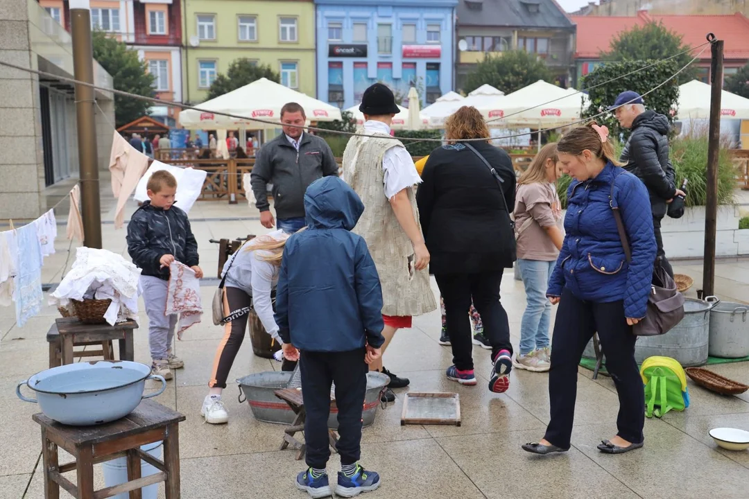 Centrum Kutna tętni życiem. Na mieszkańców czeka m.in. Teatr Wagabunda i wystawa samochodów