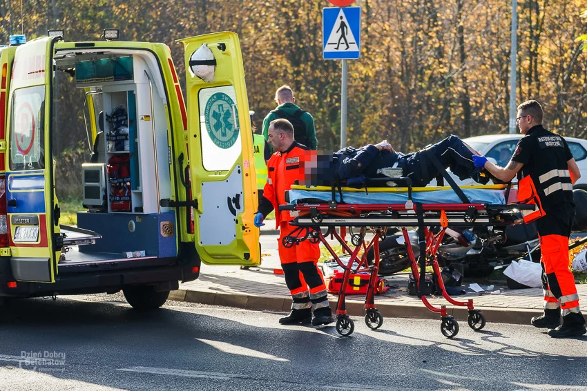 Wypadek na al. Wyszyńskiego. Policyjny motocykl zderzył się z osobówką