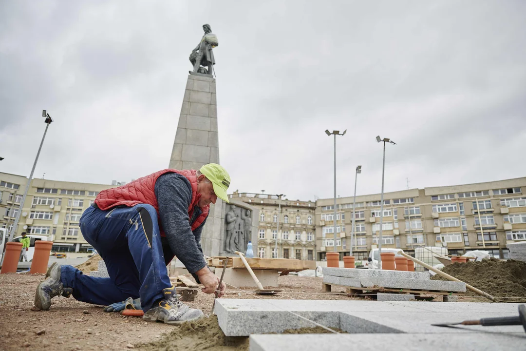 Pamiątkowe tabliczki na placu Wolności w Łodzi